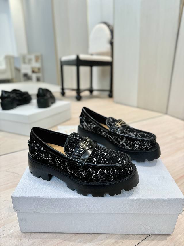出厂价： 迪奥 Dior 2024新款 D-Boy 字母logo拼色厚底女鞋 明星同款一脚蹬皮带扣圆头复古低跟乐福单鞋 鞋面：进口开边珠牛皮拼接环保藤格纹粗花呢