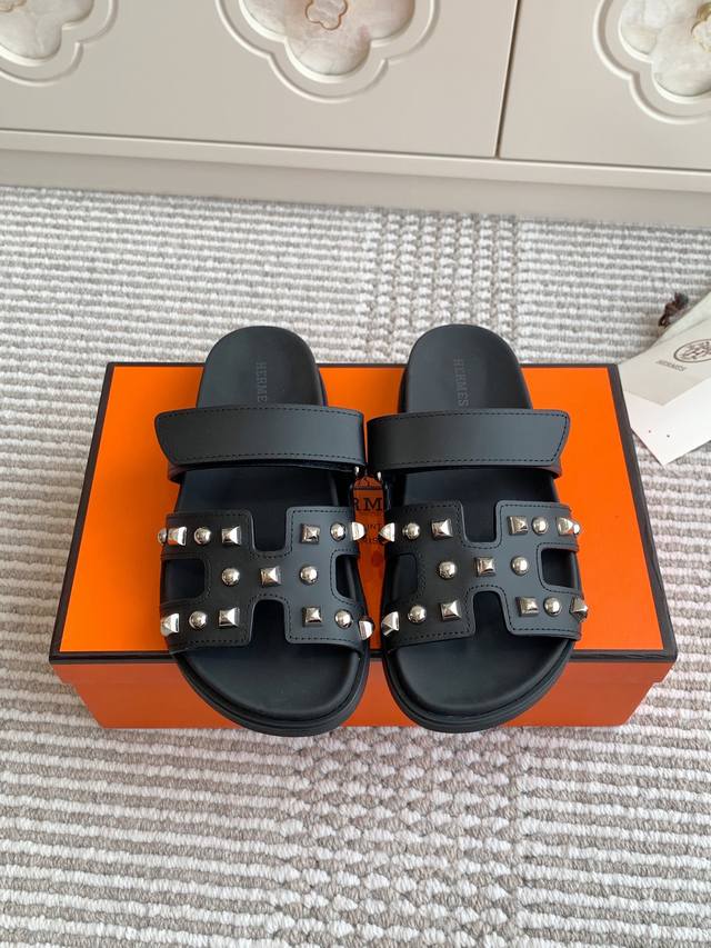新色铆钉Hermes 爱马仕H家chypre系列 魔术贴二舅拖鞋 顶级品质 鞋面：进口头层石头纹牛皮 手掌纹牛皮 渐变色牛皮 山羊皮 羊京 牛仔布垫脚混种羊皮，