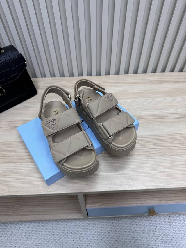 Prada 普拉达 25ss p家 25春夏厚底水台托鞋 双皮带扣复古风格 进口羊皮面料 羊皮内里 发泡大底 超轻 Zp五金扣Logo点缀 完美演绎高级简约风格