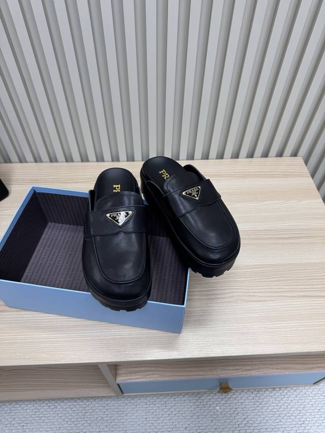 Prada 普拉达 25ss p家 25春夏厚底水台托鞋 德训风格 牛皮磨砂皮面料 绒布内里 发泡大底 超轻 Zp五金扣三角标点缀 完美演绎高级简约风格！关键上