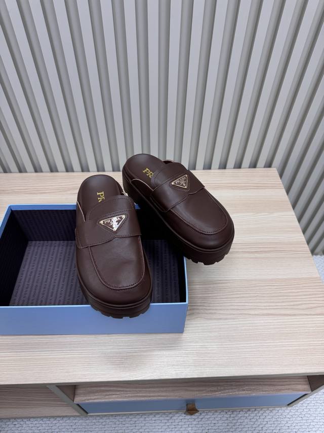 Prada 普拉达 25ss p家 25春夏厚底水台托鞋 德训风格 牛皮磨砂皮面料 绒布内里 发泡大底 超轻 Zp五金扣三角标点缀 完美演绎高级简约风格！关键上