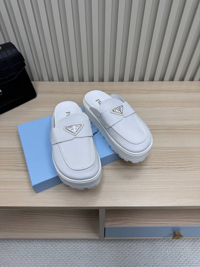 Prada 普拉达 25ss p家 25春夏厚底水台托鞋 德训风格 牛皮磨砂皮面料 绒布内里 发泡大底 超轻 Zp五金扣三角标点缀 完美演绎高级简约风格！关键上