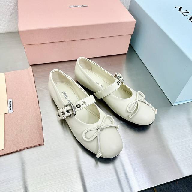 顶级版本miumiu缪缪新款 褶皱小羊皮单鞋芭蕾舞鞋金属字母扣平底单鞋小羊皮全包正码:35-39订做40.