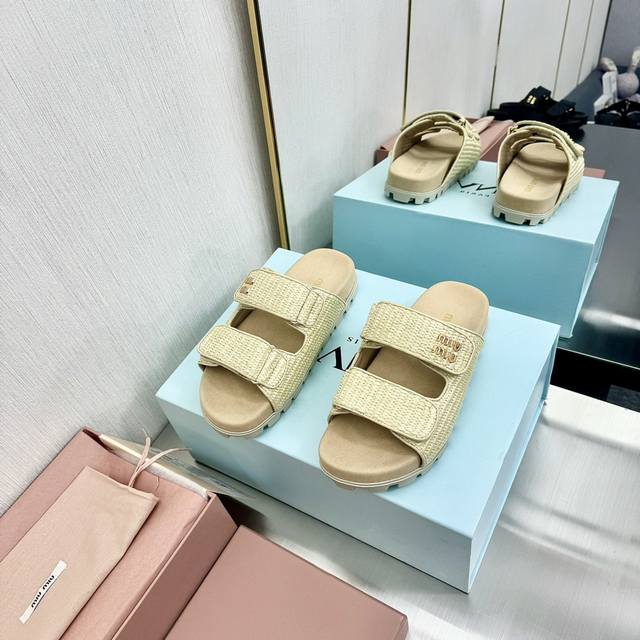 Miu Miu 缪缪 ，全球各大代购官网火爆上市. 2025走秀场曝光 、非常留行的美拉德配色平底鞋， 电绣工艺设计、独特风格，非常有质感 材质：原版定制羊皮内