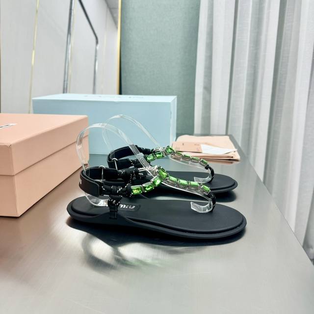 出厂价 MiuMiu 顶级版本 缪缪 2025夏季新品，全球爆火的夹趾凉鞋 占领各大时装杂志封面 各路明星、小红书博主热推 搭配长裙、热裤首选直接闭眼入 原版1