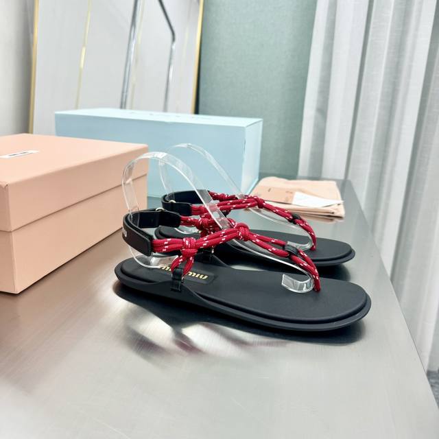 出厂价 MiuMiu 顶级版本 缪缪 2025夏季新品，全球爆火的夹趾凉鞋 占领各大时装杂志封面 各路明星、小红书博主热推 搭配长裙、热裤首选直接闭眼入 原版1