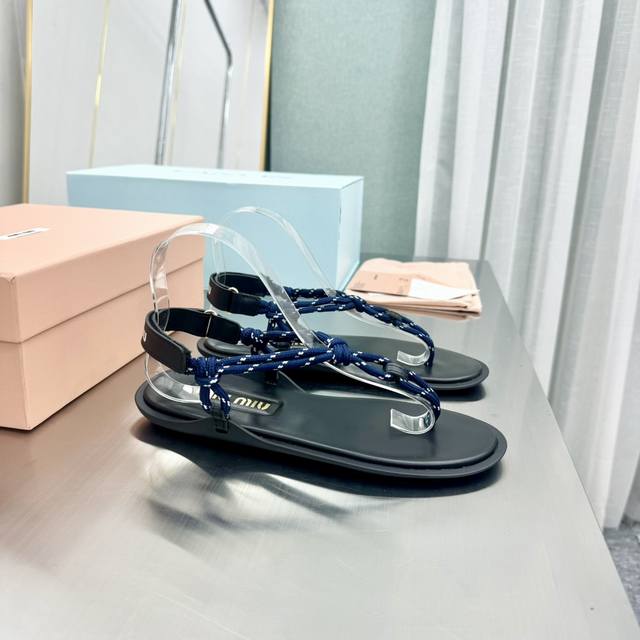出厂价 MiuMiu 顶级版本 缪缪 2025夏季新品，全球爆火的夹趾凉鞋 占领各大时装杂志封面 各路明星、小红书博主热推 搭配长裙、热裤首选直接闭眼入 原版1