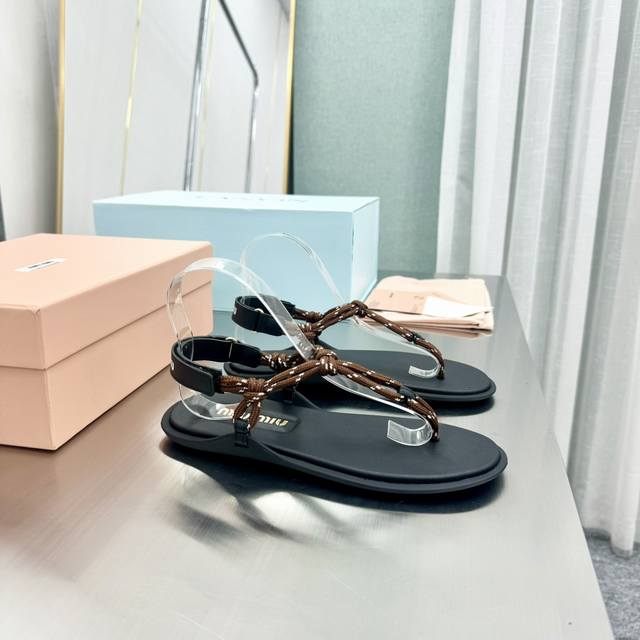 出厂价 MiuMiu 顶级版本 缪缪 2025夏季新品，全球爆火的夹趾凉鞋 占领各大时装杂志封面 各路明星、小红书博主热推 搭配长裙、热裤首选直接闭眼入 原版1