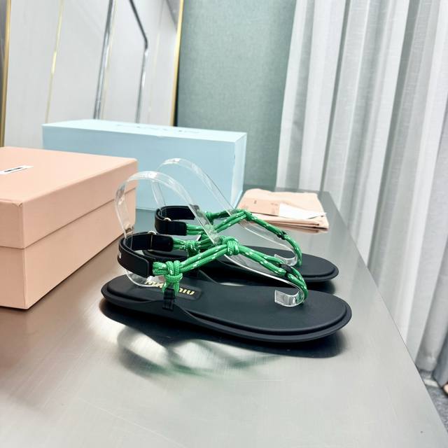 出厂价 MiuMiu 顶级版本 缪缪 2025夏季新品，全球爆火的夹趾凉鞋 占领各大时装杂志封面 各路明星、小红书博主热推 搭配长裙、热裤首选直接闭眼入 原版1
