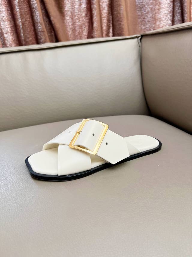 上新啦，Loewe｜罗意威5 春夏新品本季单品超级有意思全网都火爆了，上脚超nice今年时髦必备单品 Go 材质： 原版开模五金扣鞋面：进口小牛皮内里：羊皮里