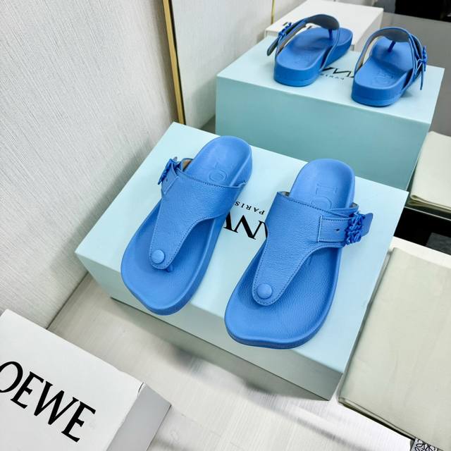 LOEWE 罗意威2055 aw 最新夹趾拖走秀款鞋面：进口小牛皮内里：进口羊皮里大底：原版开模鞋跟：原版开模1:1码数：35-44
