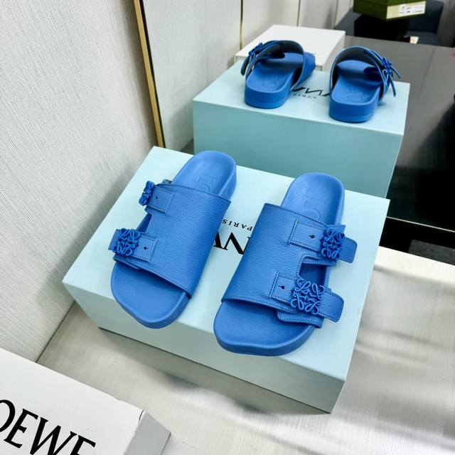 LOEWE 罗意威2055 aw 最新夹趾拖走秀款鞋面：进口小牛皮内里：进口羊皮里大底：原版开模鞋跟：原版开模1:1码数：35-44
