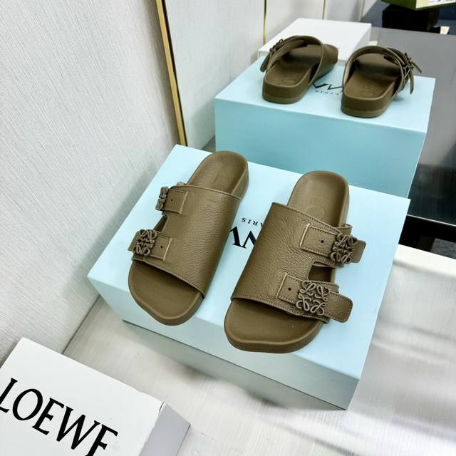 LOEWE 罗意威2055 aw 最新夹趾拖走秀款鞋面：进口小牛皮内里：进口羊皮里大底：原版开模鞋跟：原版开模1:1码数：35-44