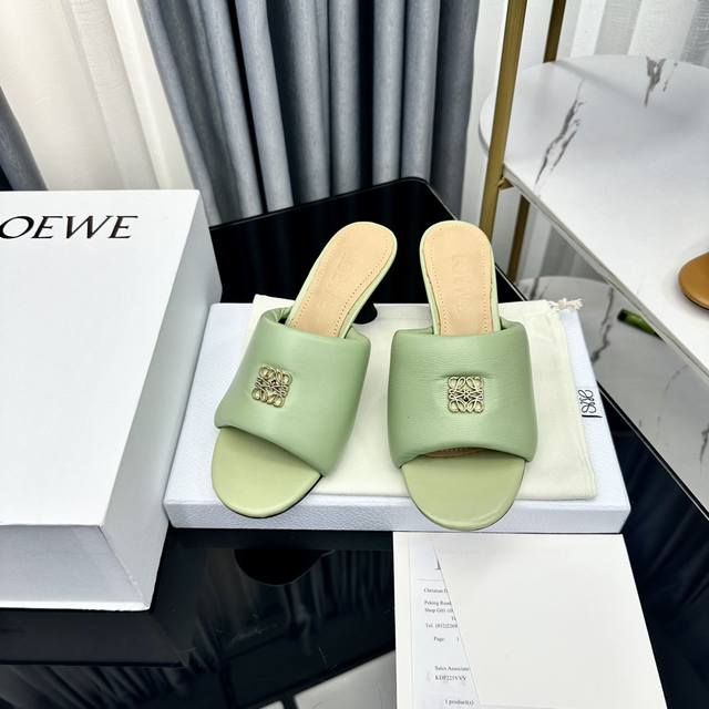 罗意威Loewe 配合整体原版楦型，时尚而个性好穿 颜色超赞 面料：超软水染羊皮 内里：水染羊皮 垫脚：水染牛皮 大底：原版真皮大底 跟: 黑烤漆 包装：原版全