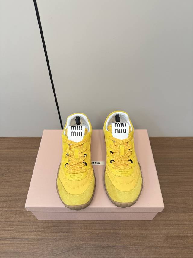 Miu Miu 25ss 春夏新款走秀MiuMiu 德训 休闲鞋 秀场工艺来自Miu Miu系列的细节特写 新季的潮流要素与此刻挚爱的概念，多元对撞，传达现代风