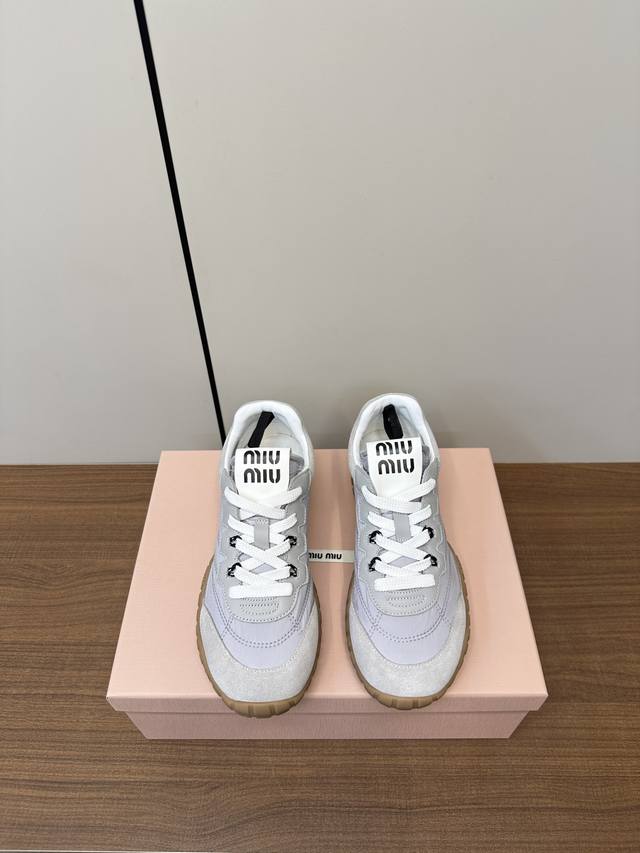 Miu Miu 25ss 春夏新款走秀MiuMiu 德训 休闲鞋 秀场工艺来自Miu Miu系列的细节特写 新季的潮流要素与此刻挚爱的概念，多元对撞，传达现代风