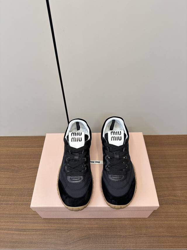 Miu Miu 25ss 春夏新款走秀MiuMiu 德训 休闲鞋 秀场工艺来自Miu Miu系列的细节特写 新季的潮流要素与此刻挚爱的概念，多元对撞，传达现代风