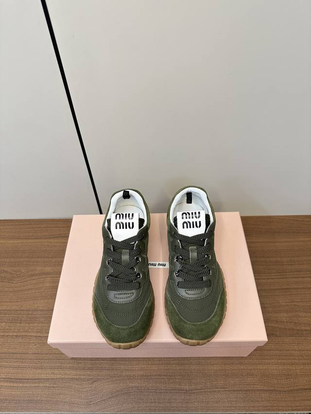 Miu Miu 25ss 春夏新款走秀MiuMiu 德训 休闲鞋 秀场工艺来自Miu Miu系列的细节特写 新季的潮流要素与此刻挚爱的概念，多元对撞，传达现代风