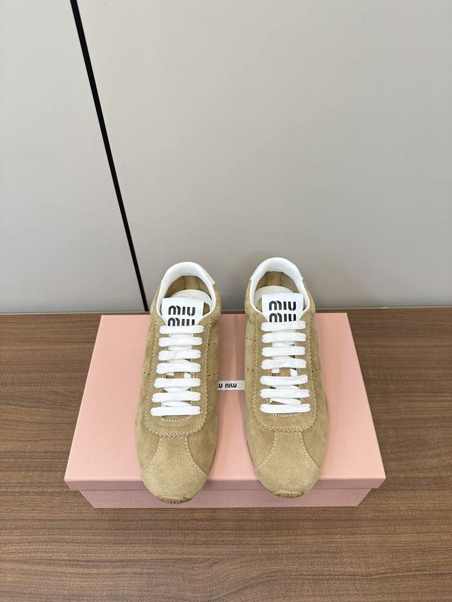Miumiu 2025早春新品 德训鞋 棒球鞋Ｐ Miu Miu 缪缪大秀上爆出的这双球鞋 后全球各大代购官网火爆上市.简单很随意不羁又能体现单宁美感，整双鞋子