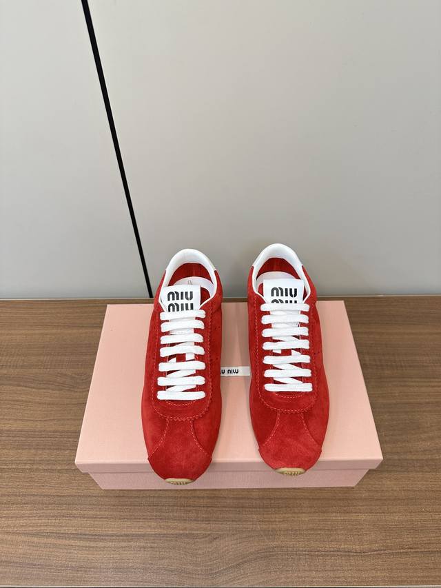 Miumiu 2025早春新品 德训鞋 棒球鞋Ｐ Miu Miu 缪缪大秀上爆出的这双球鞋 后全球各大代购官网火爆上市.简单很随意不羁又能体现单宁美感，整双鞋子