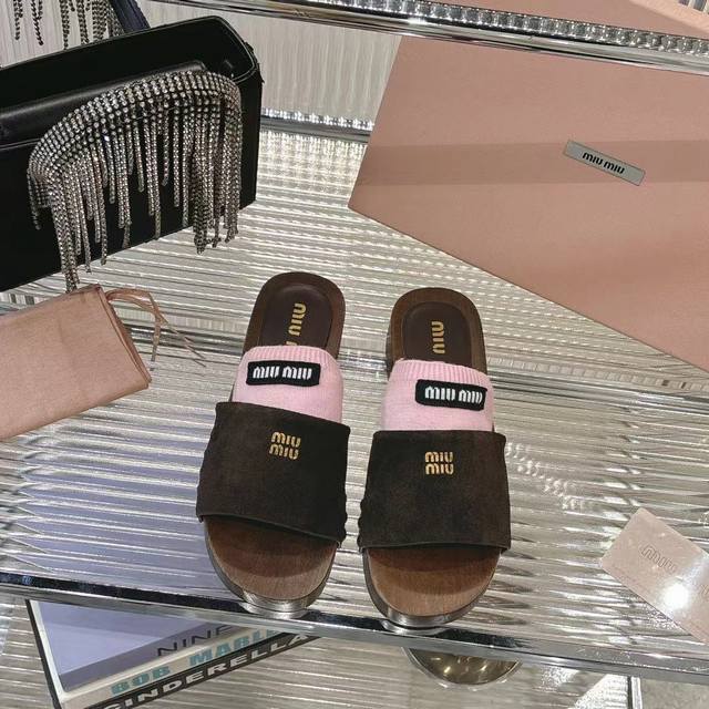 元高品质 包含一双半袜 MiuMiu*2025ss缪缪春夏新款平底小牛皮凉鞋拖鞋Zp开发 原版拆卸，细节对版秒杀市面普通版本，miumiu真的太少女啦！皮质超级