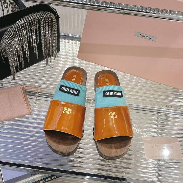 元高品质 包含一双半袜 MiuMiu*2025ss缪缪春夏新款平底小牛皮凉鞋拖鞋Zp开发 原版拆卸，细节对版秒杀市面普通版本，miumiu真的太少女啦！皮质超级