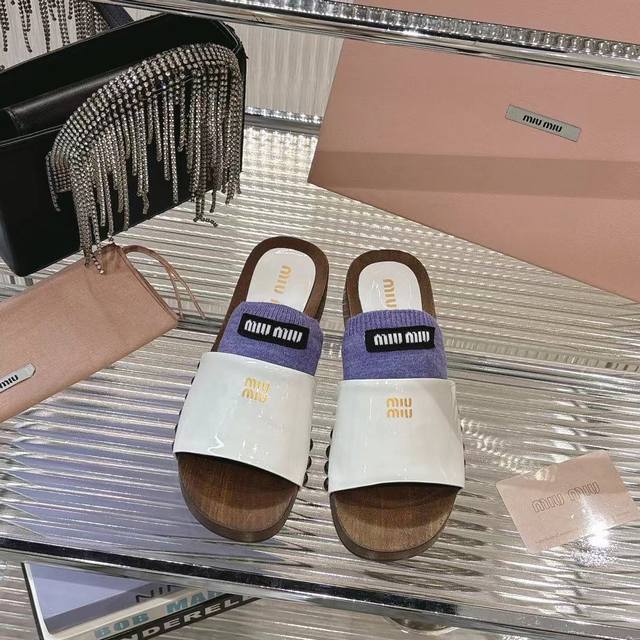 元高品质 包含一双半袜 MiuMiu*2025ss缪缪春夏新款平底小牛皮凉鞋拖鞋Zp开发 原版拆卸，细节对版秒杀市面普通版本，miumiu真的太少女啦！皮质超级