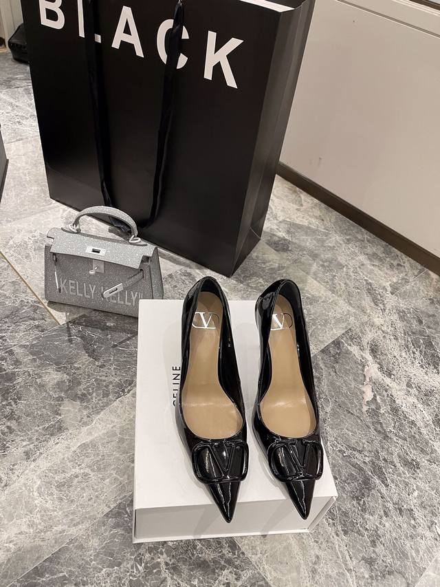VALENTINO GARAVANI 华伦天奴 Vlogo Signature 漆皮高跟系列 高级定制 原本购入 我们家的高跟鞋都是超级稳 超级舒适欢迎任何测评