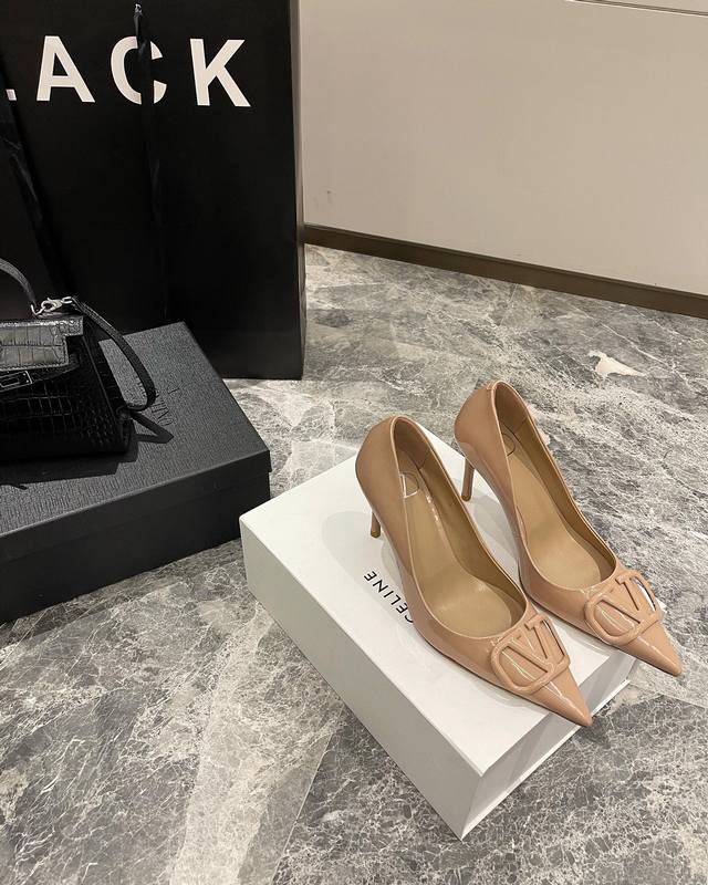 VALENTINO GARAVANI 华伦天奴 Vlogo Signature 漆皮高跟系列 高级定制 原本购入 我们家的高跟鞋都是超级稳 超级舒适欢迎任何测评