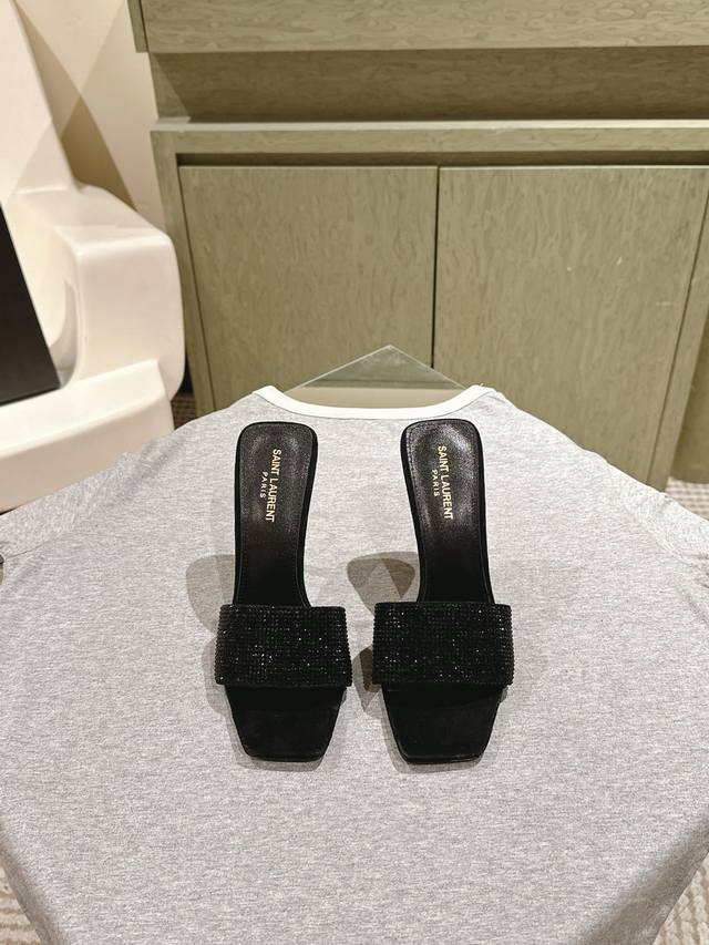重工货 225 YSL圣罗兰女神高货绝绝子专柜最新系列新品！★★★★★ 顶级代购版本 超精致一比一零离距打造！用最好料材打造最好鞋子！ 五金华丽扣方头 细高跟