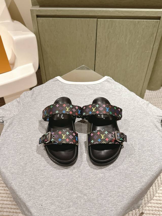 驴家新品 顶级版本专柜主打最新款驴牌拖鞋 硬货上新代购级别！高级感十足！国内外博主刷爆的一款，复古又时髦 上脚美炸了！官网主推款！鞋面：原版面料3D印花牛皮，牛