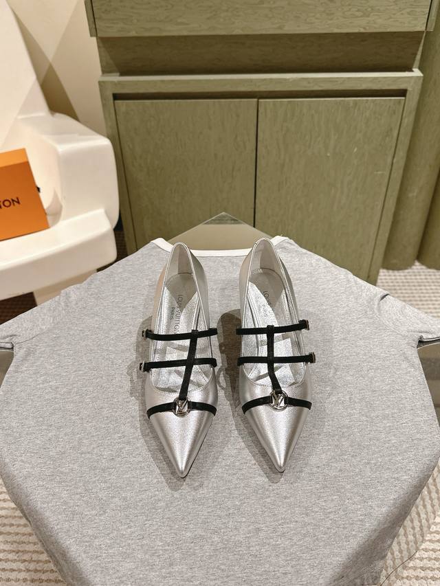 路易威登 225 LV Cruise女鞋 早春新款绝美尖头小跟鞋这一季太让人惊喜了，时尚界久违的极简之美，多巴胺配色毫不费力的优雅风来袭时髦精致绝美穿上就是仙飘