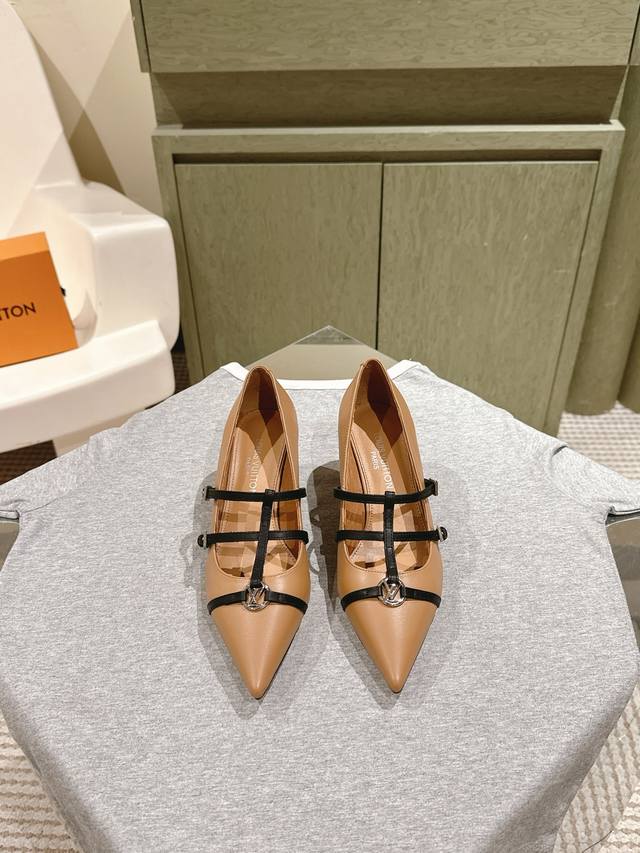 路易威登 225 LV Cruise女鞋 早春新款绝美尖头小跟鞋这一季太让人惊喜了，时尚界久违的极简之美，多巴胺配色毫不费力的优雅风来袭时髦精致绝美穿上就是仙飘