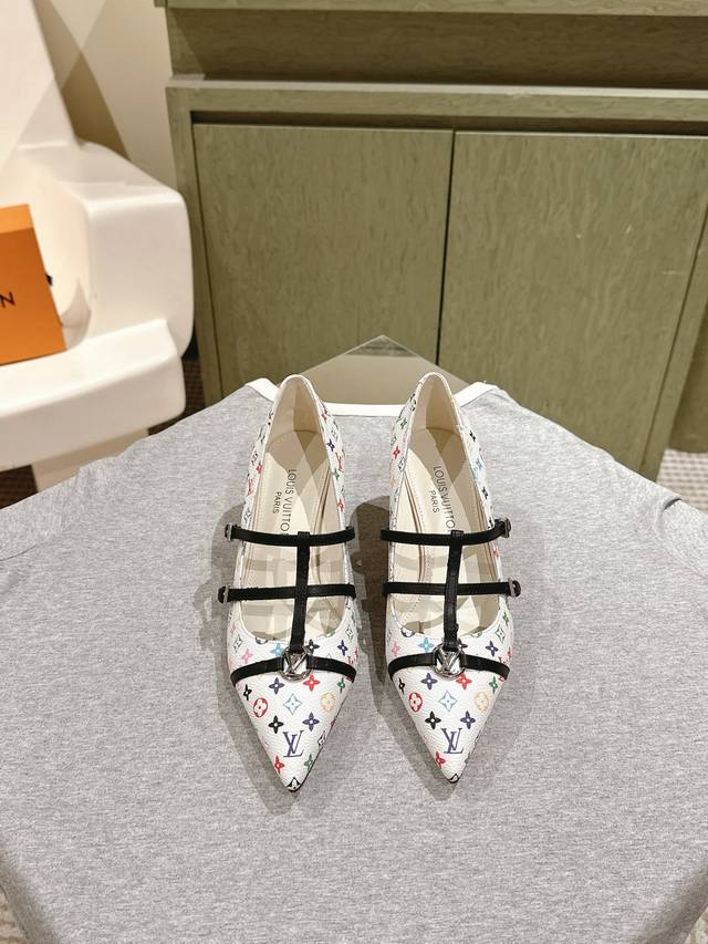路易威登 225 LV Cruise女鞋 早春新款绝美尖头小跟鞋这一季太让人惊喜了，时尚界久违的极简之美，多巴胺配色毫不费力的优雅风来袭时髦精致绝美穿上就是仙飘