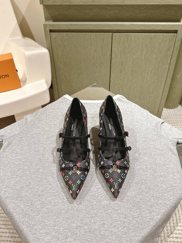 路易威登 225 LV Cruise女鞋 早春新款绝美尖头小跟鞋这一季太让人惊喜了，时尚界久违的极简之美，多巴胺配色毫不费力的优雅风来袭时髦精致绝美穿上就是仙飘