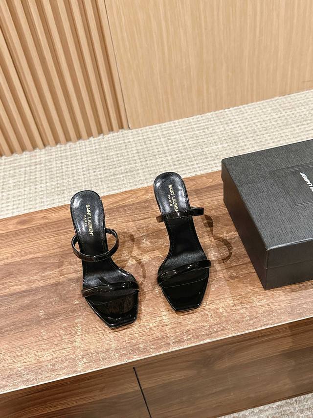 顶级品质 圣罗兰春夏走秀款 一字带高跟凉鞋高跟鞋之最我永远支持ysl统治世界～经典的设计！与现代风格完美的融合，打造出简约而不失设计以及时尚的这款凉鞋！上脚超级