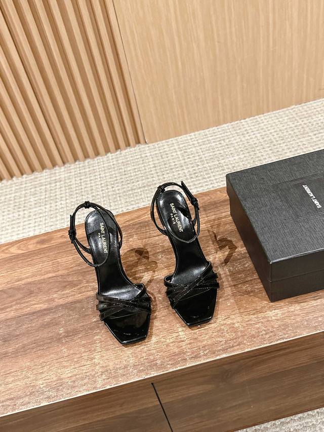 顶级品质 圣罗兰春夏新款 交叉带高跟凉鞋整体都是环绕的细带！上脚非常的好看！独特的面料带来的视觉享受！搭配上精心的调色，搭配ysl专属logo金跟，交叉踝带上脚