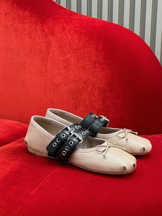 顶级品质 miumiu ss25 new arrival～miu 25春夏芭蕾舞鞋新品 经典鞋型，不同材质和细节工艺，呈现不同韵味，内里小羊皮，鞋底意大利进口牛