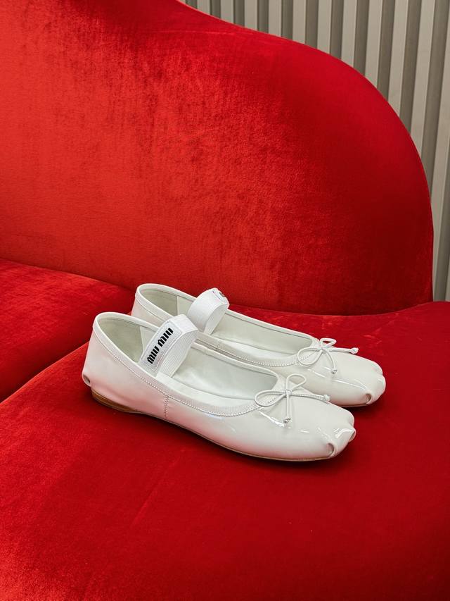 顶级品质 miumiu ss25 new arrival～miu 25春夏芭蕾舞鞋新品 经典鞋型，不同材质和细节工艺，呈现不同韵味，内里小羊皮，鞋底意大利进口牛