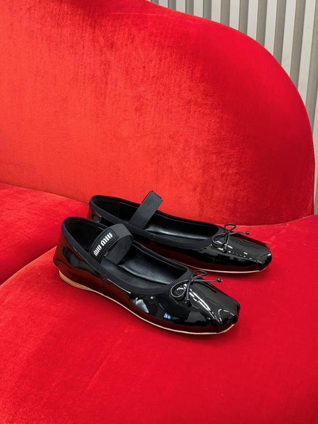 顶级品质 miumiu ss25 new arrival～miu 25春夏芭蕾舞鞋新品 经典鞋型，不同材质和细节工艺，呈现不同韵味，内里小羊皮，鞋底意大利进口牛