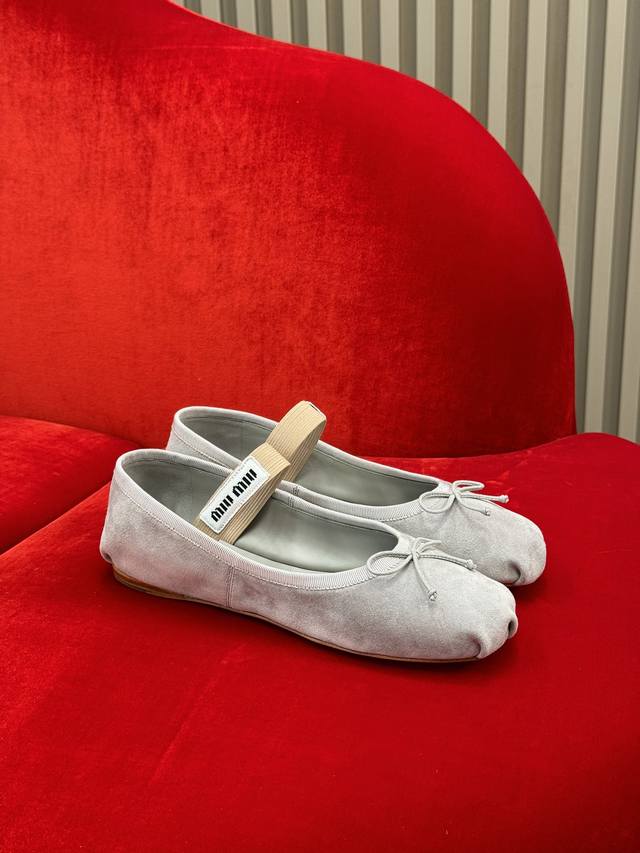 顶级品质 miumiu ss25 new arrival～miu 25春夏芭蕾舞鞋新品 经典鞋型，不同材质和细节工艺，呈现不同韵味，内里小羊皮，鞋底意大利进口牛