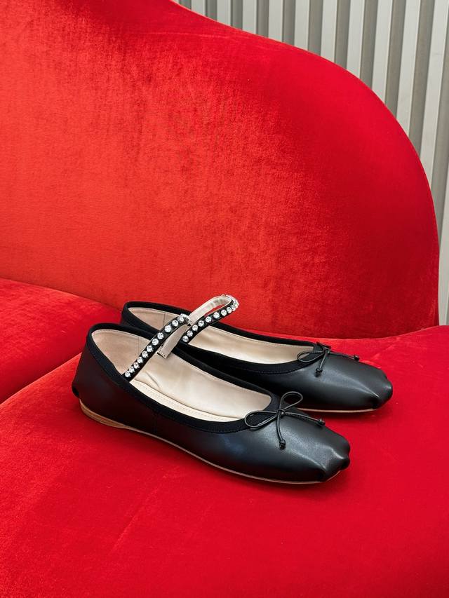 顶级品质 miumiu ss25 new arrival～miu 25春夏芭蕾舞鞋新品 经典鞋型，不同材质和细节工艺，呈现不同韵味，内里小羊皮，鞋底意大利进口牛