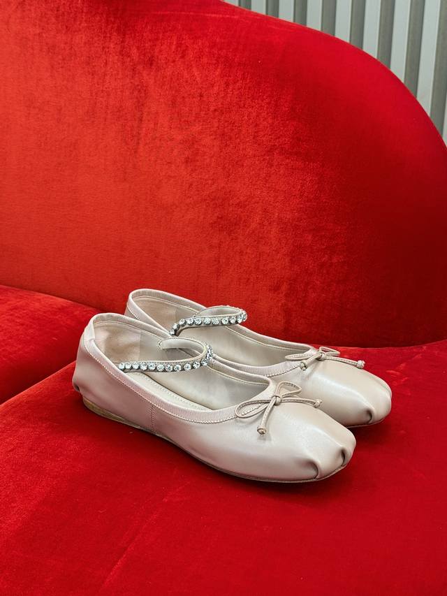 顶级品质 miumiu ss25 new arrival～miu 25春夏芭蕾舞鞋新品 经典鞋型，不同材质和细节工艺，呈现不同韵味，内里小羊皮，鞋底意大利进口牛