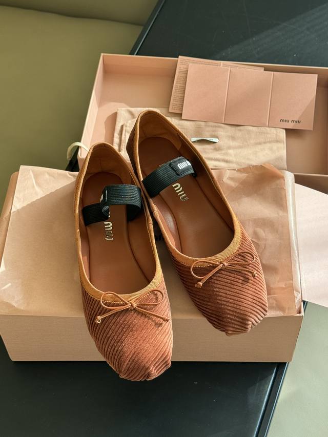 顶级品质 miumi u ss25 new arrival～miu家显嫩神器，穿起也太舒服了灯芯绒鞋面的质感都超好，很显可爱特别仙女♀羊皮内里 羊皮垫脚，意大利