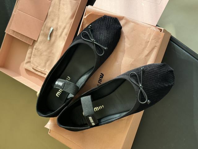 顶级品质 miumi u ss25 new arrival～miu家显嫩神器，穿起也太舒服了灯芯绒鞋面的质感都超好，很显可爱特别仙女♀羊皮内里 羊皮垫脚，意大利
