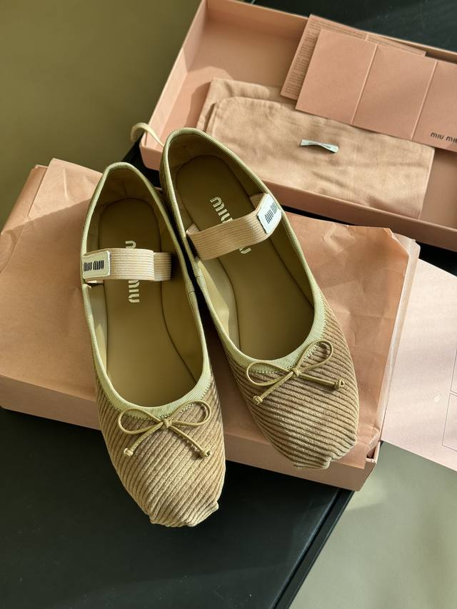 顶级品质 miumi u ss25 new arrival～miu家显嫩神器，穿起也太舒服了灯芯绒鞋面的质感都超好，很显可爱特别仙女♀羊皮内里 羊皮垫脚，意大利