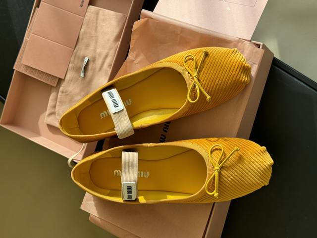 顶级品质 miumi u ss25 new arrival～miu家显嫩神器，穿起也太舒服了灯芯绒鞋面的质感都超好，很显可爱特别仙女♀羊皮内里 羊皮垫脚，意大利