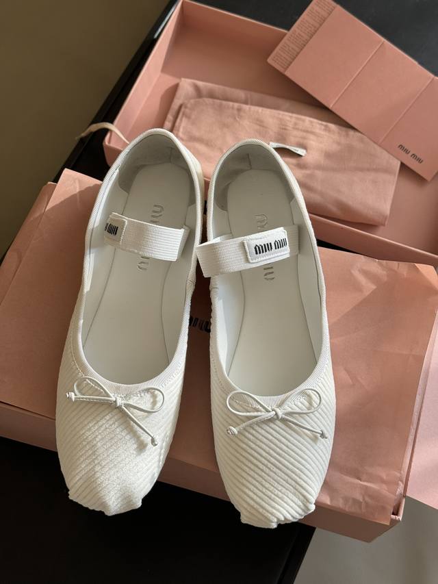 顶级品质 miumi u ss25 new arrival～miu家显嫩神器，穿起也太舒服了灯芯绒鞋面的质感都超好，很显可爱特别仙女♀羊皮内里 羊皮垫脚，意大利