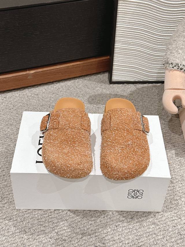 顶级品质 Loewe ss25 new arrival～罗意威2025春夏新品｜勃肯半拖可爱有趣的圆形鞋头搭配大方扣饰，整体设计简约大方个性，时髦精夏日穿搭必备