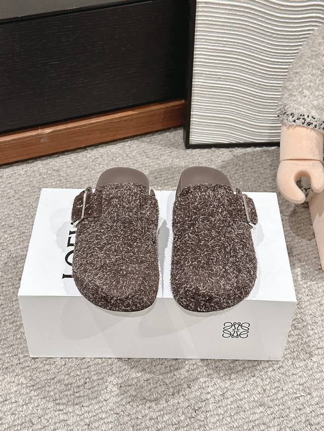 顶级品质 Loewe ss25 new arrival～罗意威2025春夏新品｜勃肯半拖可爱有趣的圆形鞋头搭配大方扣饰，整体设计简约大方个性，时髦精夏日穿搭必备